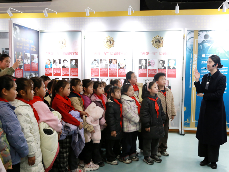 奋进百年征程 传承红色基因——许昌市科技馆“党领导下的科学家”主题展点燃少年强国梦